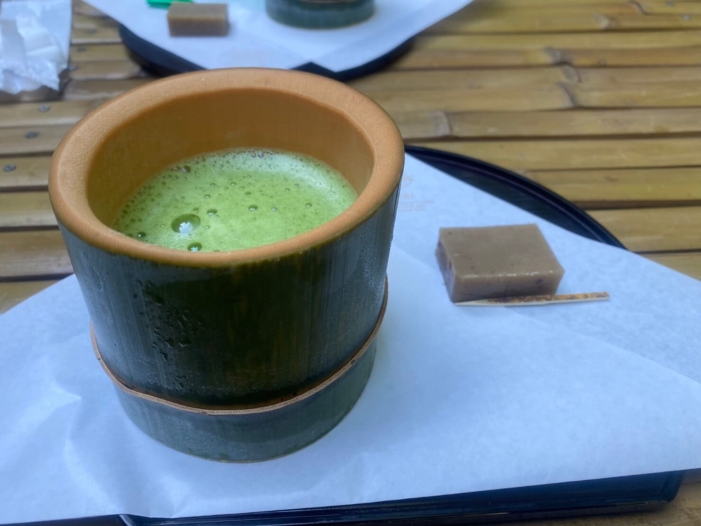 竹器の抹茶とお菓子